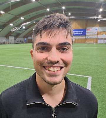 Ergilst Shala (20) har hatt hele sitt fotballiv i Vard. Han er glad og har store drømmer. (Foto: Sigmund Hansen).